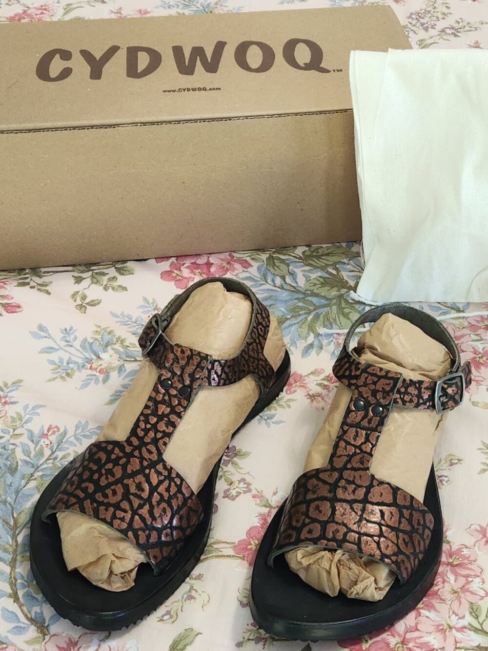 Cydwoq Sandal Straps-V Chevron Rubber Sole Sandal-Bronze/Black BRAND NEW IN BOX!